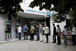 Bị rút tiền ồ ạt, ATM ở Hy Lạp cạn tiền